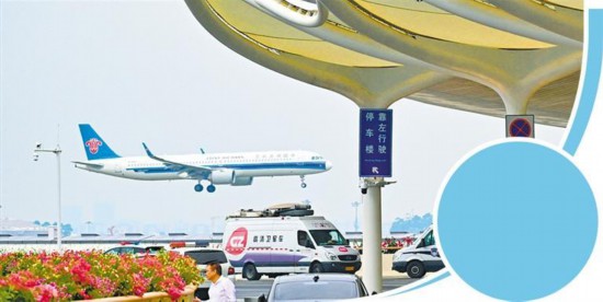 在广州白云机场T3航站楼外国产在线看不卡一区二区，远处一架客机在降落。 新华社记者 邓华摄